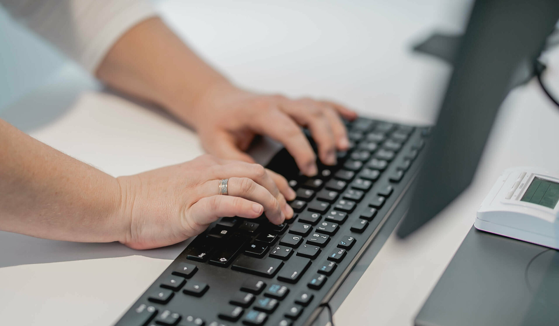 Nicole schreibt auf einer schwarzen Tastatur